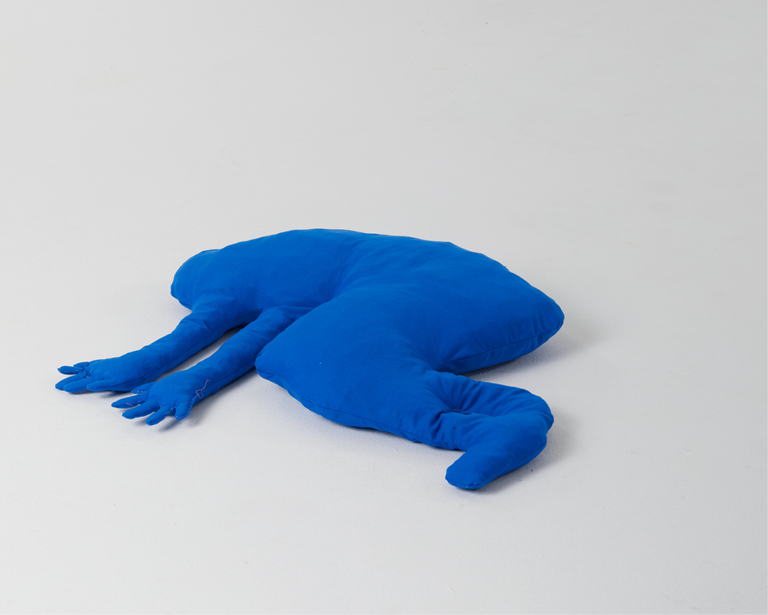 Körper. still: a blue textile body form